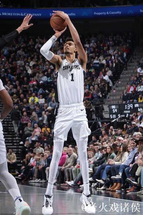 文班34+13+11马刺险胜国王 独行侠力克开拓者