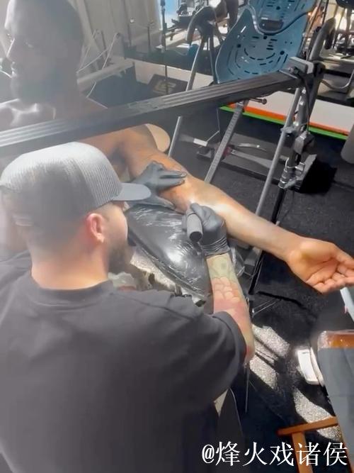 詹姆斯右臂新添奥运五环纹身 致敬奥运金牌荣耀